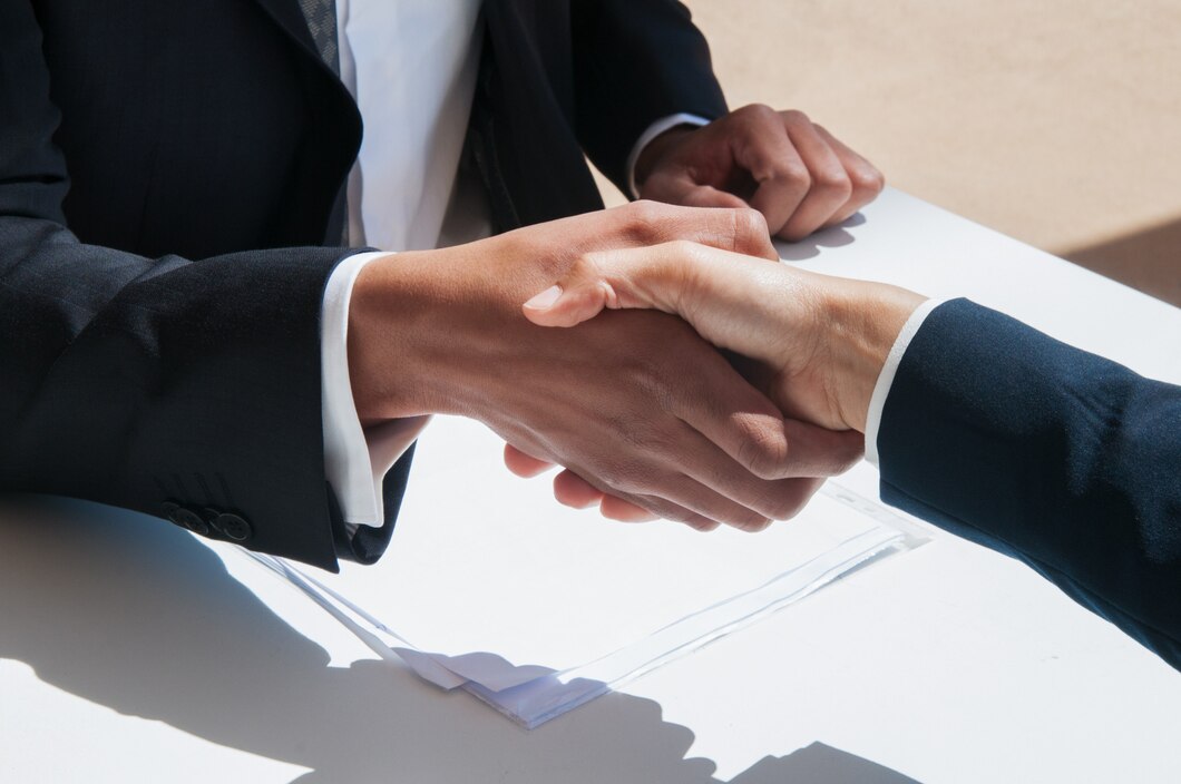 closeup-business-people-shaking-hands-outdoors_1262-19117