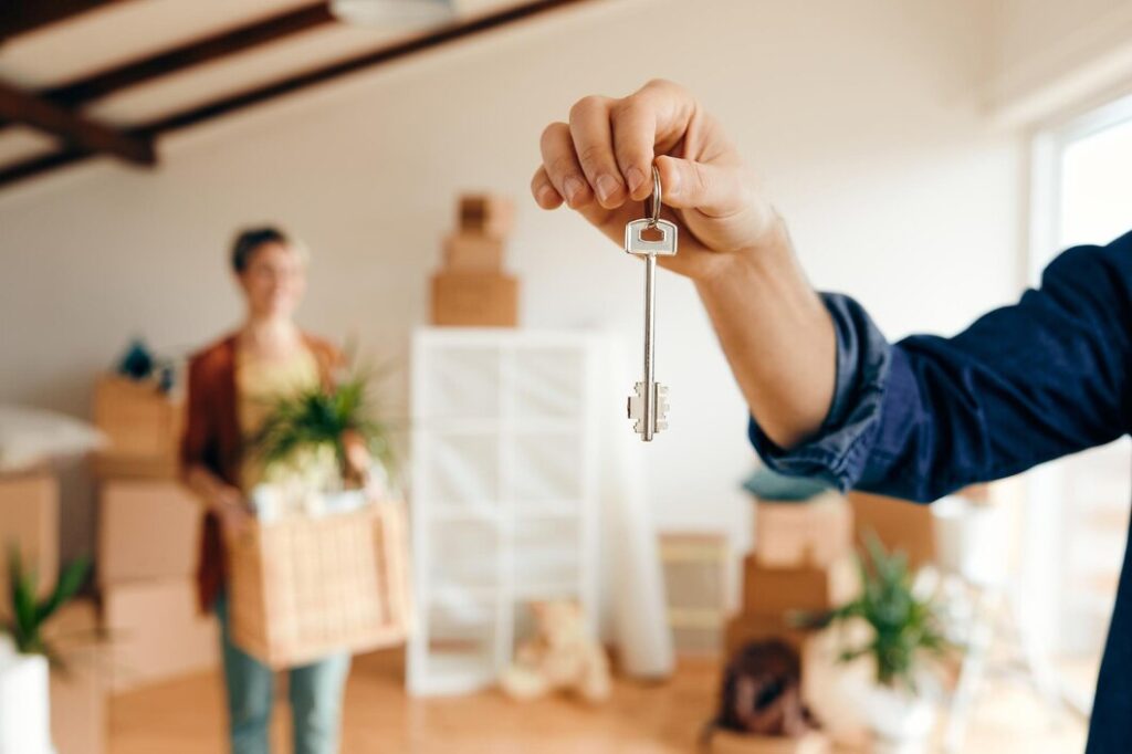 closeup-man-holding-key-his-new-home_637285-12332